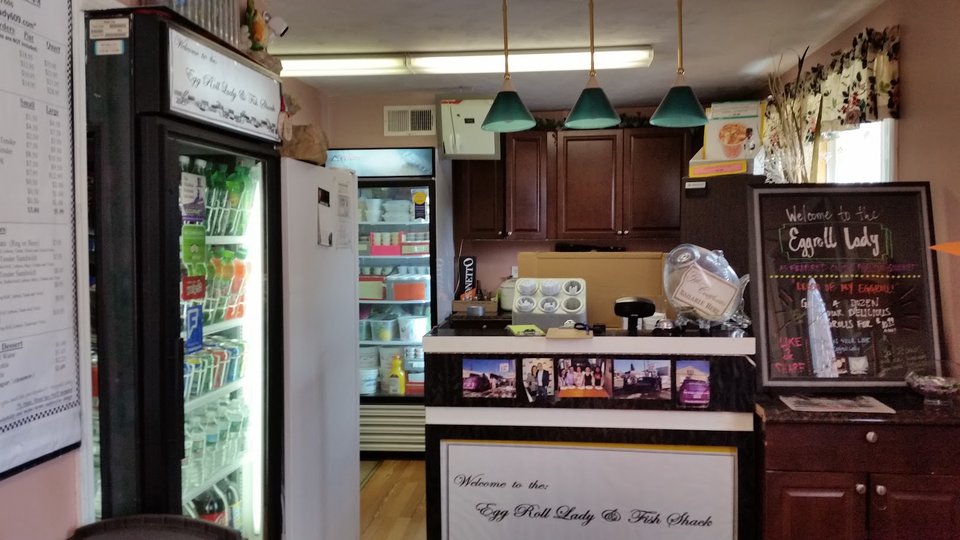 Casual seafood counter with fried clams and fish baskets.